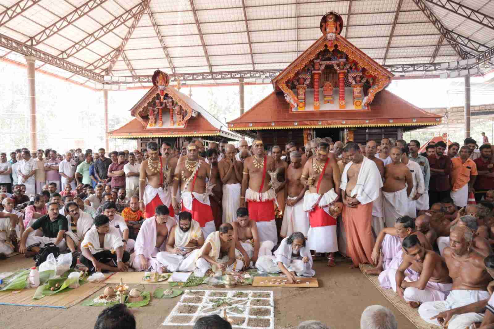 കോക്കാട് മുച്ചിലോട്ട് കാവ്   വരച്ചുവക്കൽ ചടങ്ങ് നടന്നു.  image
